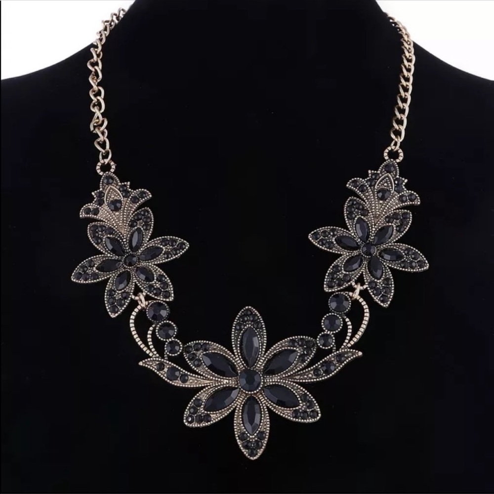 Flower statement necklace - Picture 2 of 3